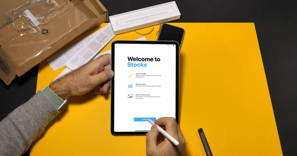 Welkom bij voorraden app op nieuwste ipad Pro — Stockfoto