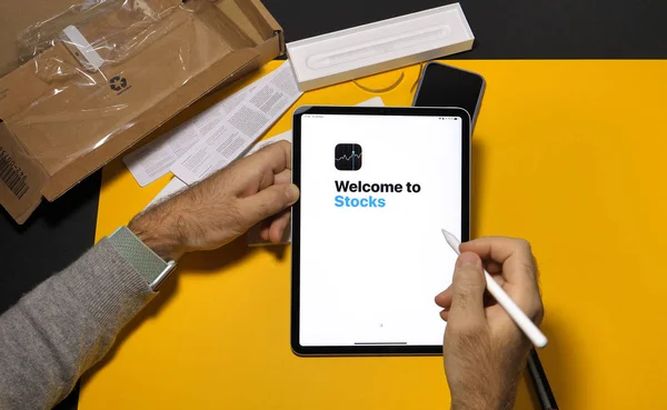 Bem-vindo ao aplicativo de ações no mais recente ipad Pro — Fotografia de Stock