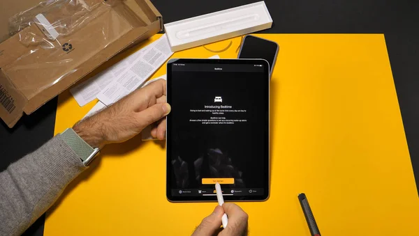 Mann mit Gute-Nacht-App auf neuestem iPad Pro und Apple-Bleistift — Stockfoto