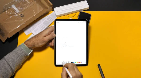 Man puttend uit nieuwste ipad Pro en Apple Pencil — Stockfoto