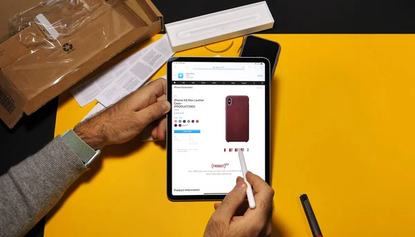 Man winkelen voor Xs iPhonegeval op ipad pro apparaat — Stockfoto