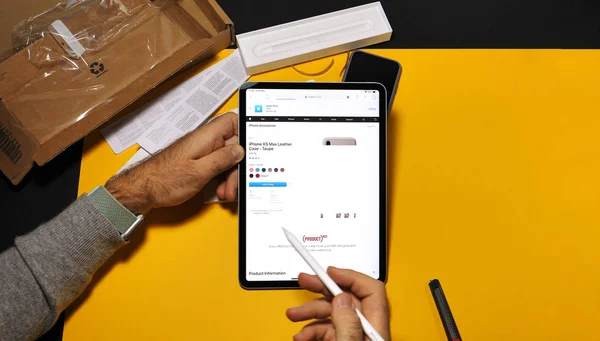 Людина розпакування останні ipad Pro і Apple олівець — стокове фото