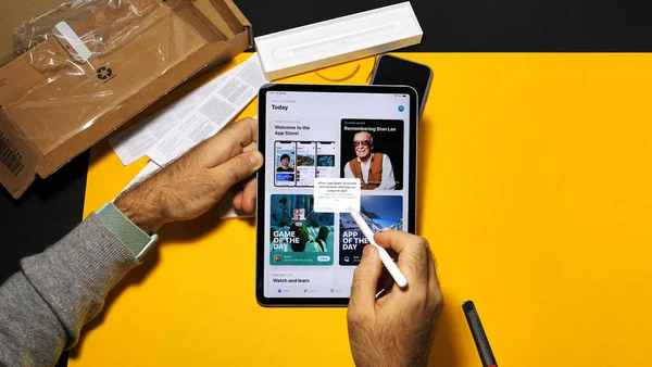 Man unboxing latest iPad Pro and Apple Pencil — Stock Photo, Image