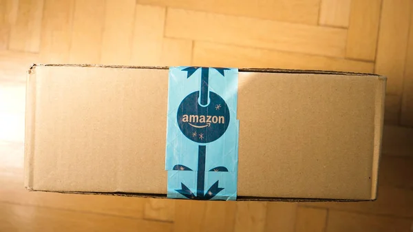 Uitzicht vanaf boven van Amazon Prime kartonnen doos met vakantie tape — Stockfoto