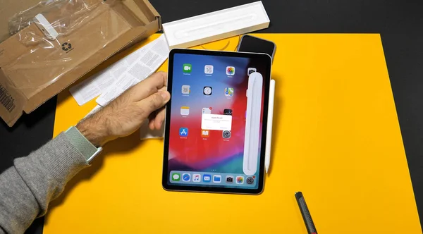 Людина розпакування останні ipad Pro і Apple олівець — стокове фото