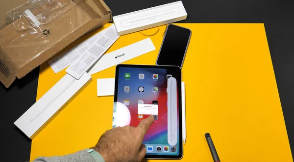 Człowiek unboxing najnowszego iPada Pro i Apple Pencil — Zdjęcie stockowe