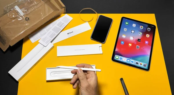 Muž unboxing nejnovější ipad Pro a Apple Pencil — Stock fotografie