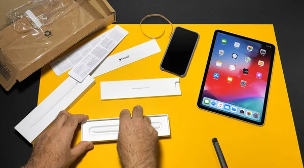 Muž unboxing nejnovější ipad Pro a Apple Pencil — Stock fotografie