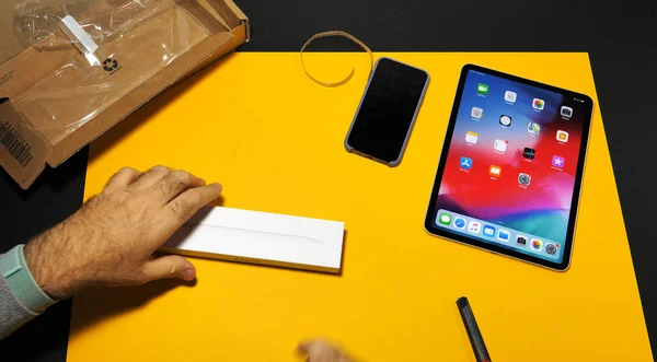 Adam unboxing son ipad Pro ve Apple kalem — Stok fotoğraf