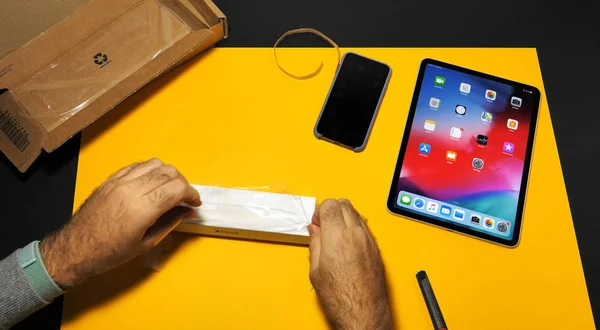 Ο άνθρωπος unboxing τελευταίες ipad Pro και Apple Pencil — Φωτογραφία Αρχείου