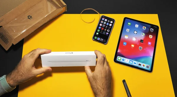 Człowiek unboxing najnowszego iPada Pro i Apple Pencil — Zdjęcie stockowe