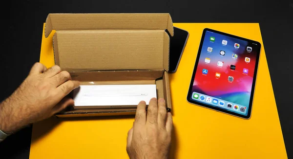 Hombre unboxing más reciente iPad Pro y Apple Pencil —  Fotos de Stock