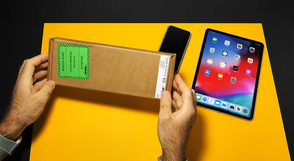 Człowiek unboxing najnowszego iPada Pro i Apple Pencil — Zdjęcie stockowe
