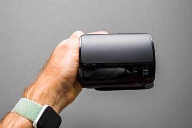 Hasta holding kablosuz üst kol tansiyon aleti