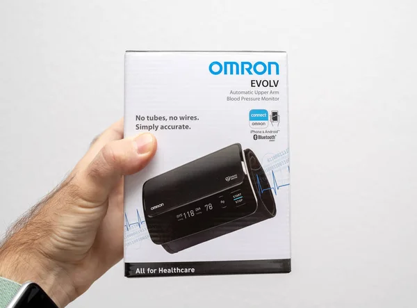 Omron evolv Bluetooth drahtloses Oberarm-Blutdruckmessgerät — Stockfoto