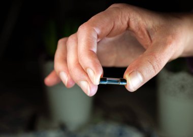 Renkli amp cam araba tutan kadın ufuk arka plan sigorta