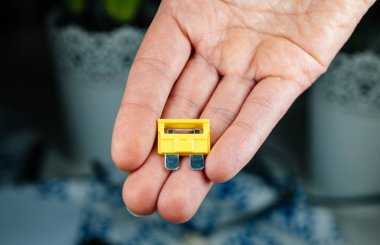 Renkli amp araba sigortalar tutan kadın arka plan defocused