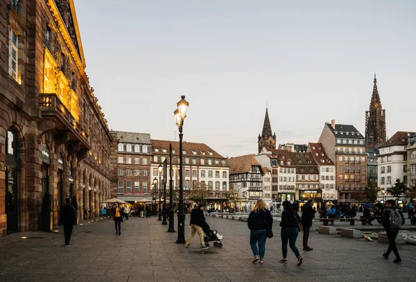 Place Kleber met mensen in de schemering — Stockfoto