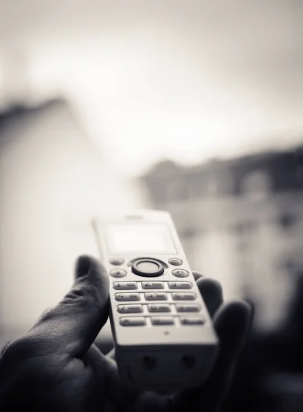 Hombre de mano sosteniendo el teléfono inalámbrico llamando a casa oficina —  Fotos de Stock