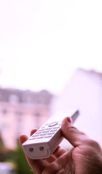 Man handen håller sladdlös telefon ringer hem kontor — Stockfoto