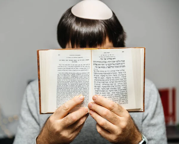 Judeu masculino vestindo kippah leitura machzor orando livro — Fotografia de Stock