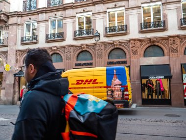 DHL Deutsche Post sarı van teslim merchand şehir merkezinde