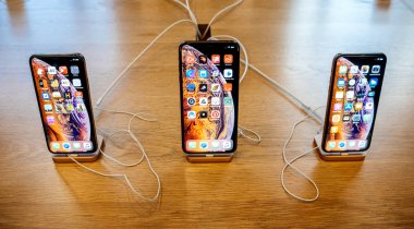 Üç lüks yeni Apple iphone Xs smartphones üst üste