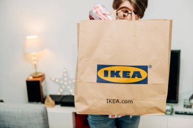 Büyük IKEA kağıt çanta unboxing ile kadın