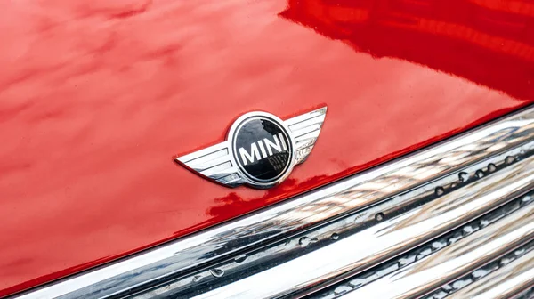 Nieuwe Mini Cooper auto met voorste logo — Stockfoto