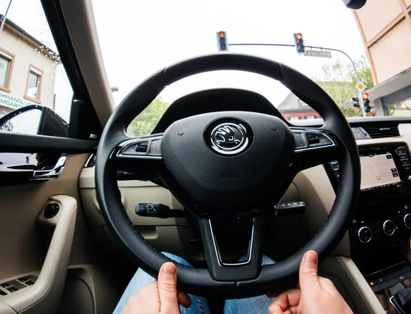Жінку водіння Skoda Octavia чудовий новий автомобіль — стокове фото