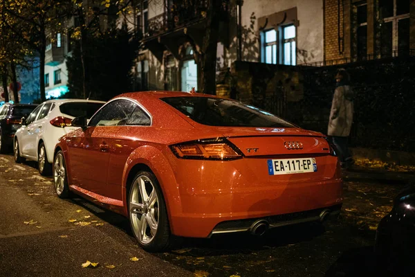 Οπίσθια όψη της Audi Tt σταθμευμένο σε μια γαλλική οδό — Φωτογραφία Αρχείου