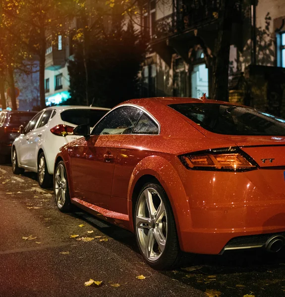 Rückansicht eines Audis, der auf einer französischen Straße geparkt war — Stockfoto