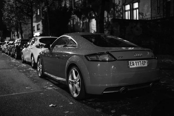Vista posteriore dell 'Audi TT parcheggiata in una strada francese — Foto Stock