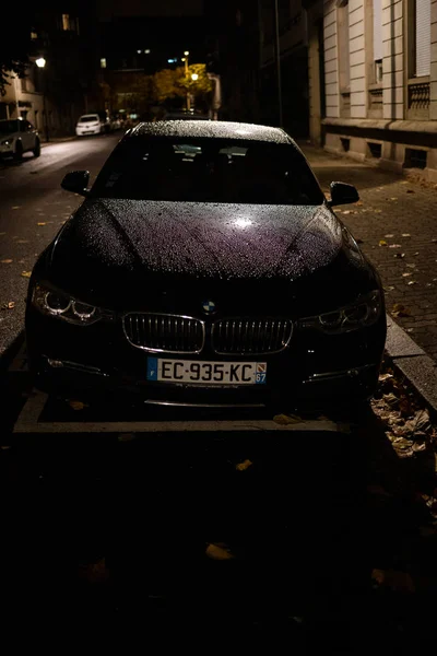 Čelní pohled luxusní limuzína Bmw zaparkované na francouzské ulici — Stock fotografie
