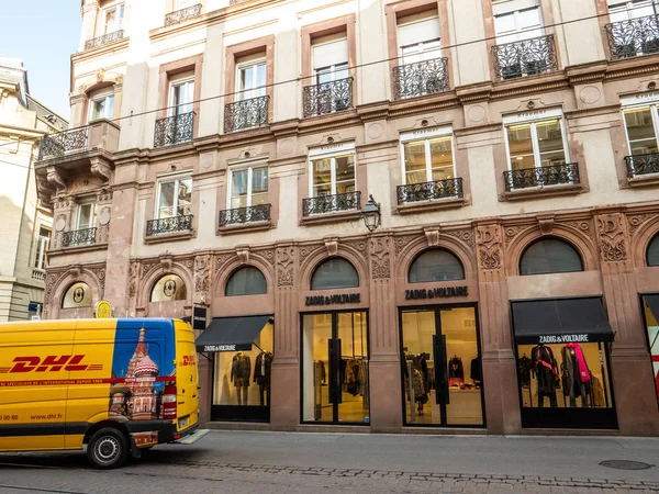 Доставка жёлтого фургона DHL Deutsche Post в центр города — стоковое фото