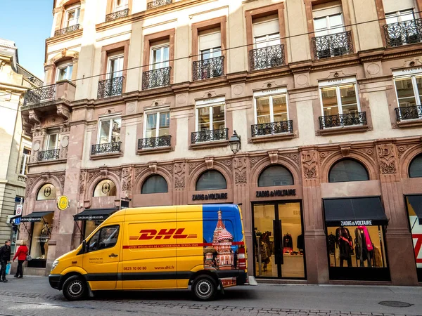 Deutsche Post DHL gul van leverans i centrum av merchand — Stockfoto