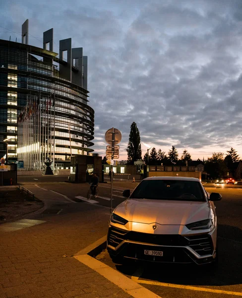 Новий Lamborghini Урус розкішний позашляховик, припарковані на вулиці — стокове фото