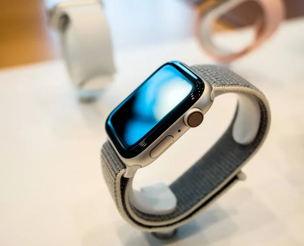 Apple Watch серії 4 нових smartwatch комп'ютерів Apple — стокове фото