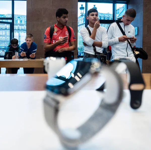 Apple Watch Series 4 avec des clients en arrière-plan à l'intérieur d'Apple S — Photo