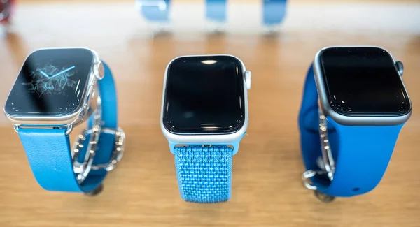 Tres nuevos relojes inteligentes Apple Watch Series 4 — Foto de Stock