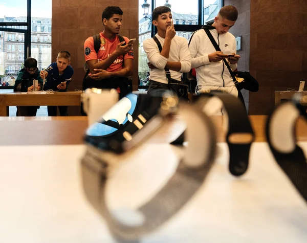 Apple Watch Series 4 с клиентами на заднем плане внутри Apple S — стоковое фото