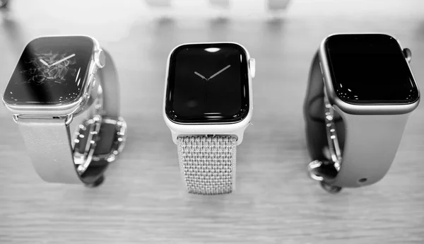 Tres nuevos relojes inteligentes Apple Watch Series 4 —  Fotos de Stock