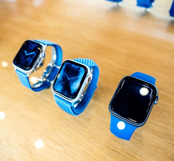Tre nya Apple Watch Series 4 smartwatches — Stockfoto