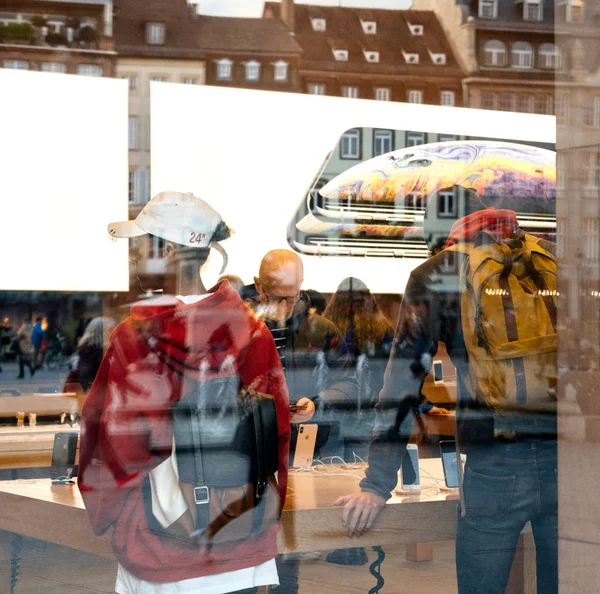 Clienti all'interno di Apple Store riflesso della città - shopping — Foto Stock