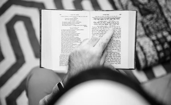 Hombre judío usando Kippah leyendo Machzor libro de oración —  Fotos de Stock