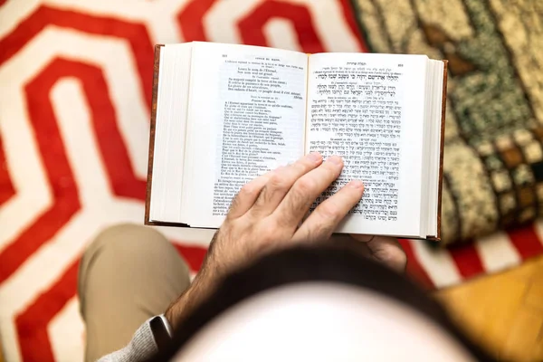 Hombre judío usando Kippah leyendo Machzor libro de oración — Foto de Stock