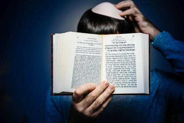 Hombre judío usando Kippah leyendo Machzor libro de oración — Foto de Stock