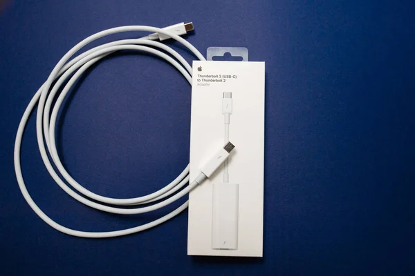 2-3 Thunderbolt csatoló és a Thunderbolt kábel Apple számít — Stock Fotó