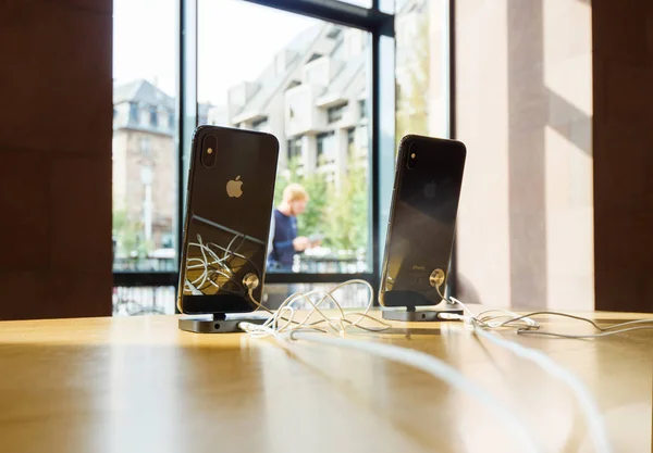 Apple iPhone XS e XS Max na Apple Store durante o lançamento do produto — Fotografia de Stock