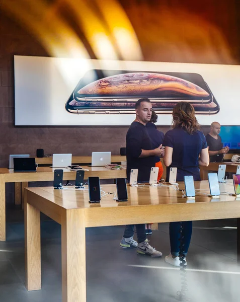 Ανθρώπους που ψωνίζουν μέσα το κατάστημα της Apple κατά τη διάρκεια του iphone s Xs Max Xr — Φωτογραφία Αρχείου